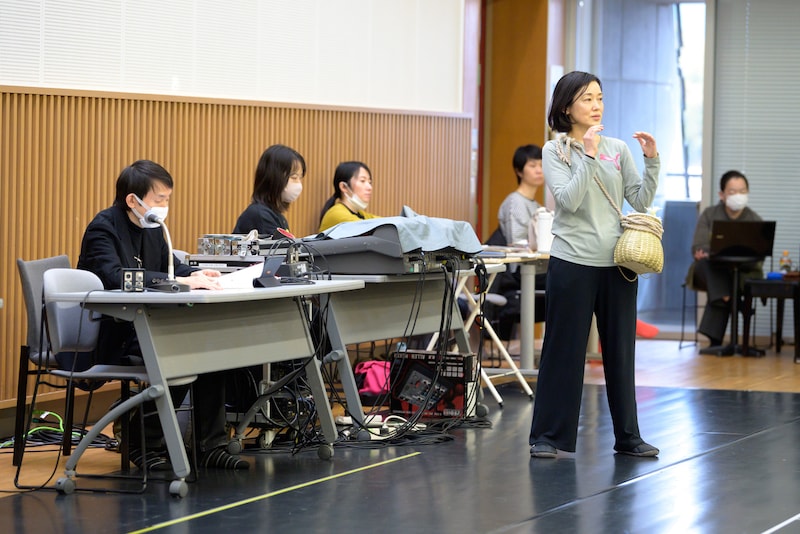 「ラーマーヤナ物語」稽古の様子。シーター姫のムーバーを務める桜内結う（右）。