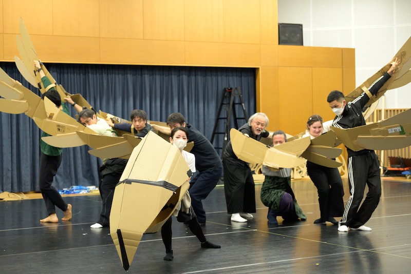 「ラーマーヤナ物語」稽古の様子。巨大なハゲ鷲、ジャターユス。