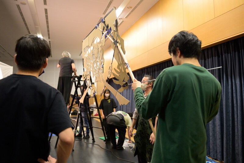 「ラーマーヤナ物語」稽古の様子。影絵の準備をする俳優たち。