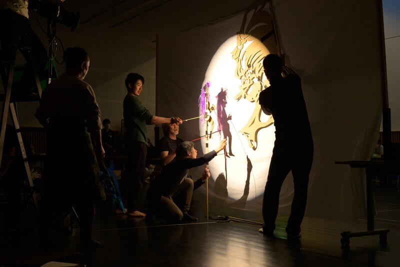 「ラーマーヤナ物語」稽古の様子。影絵を用いたシーン。