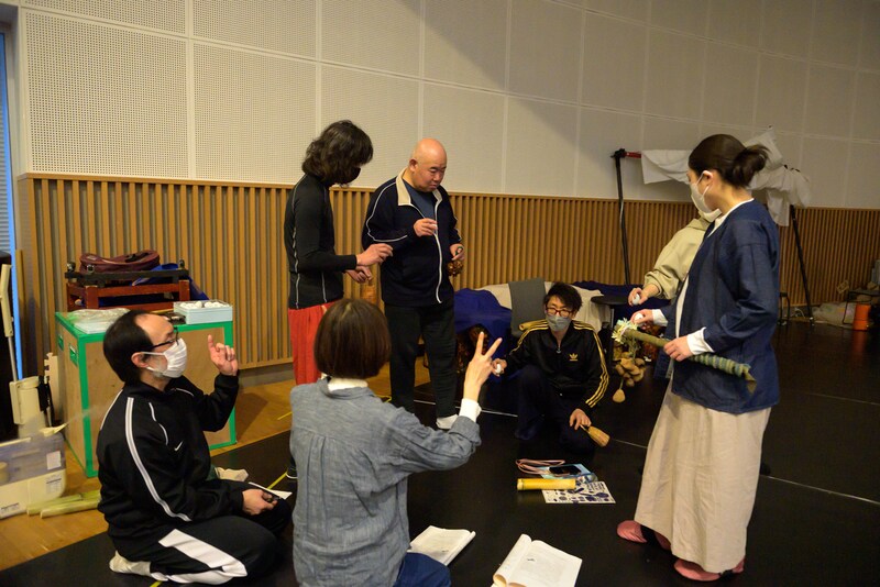 「ラーマーヤナ物語」稽古の様子。出演シーン以外の時間は、俳優たちが演奏の自主稽古をしていた。