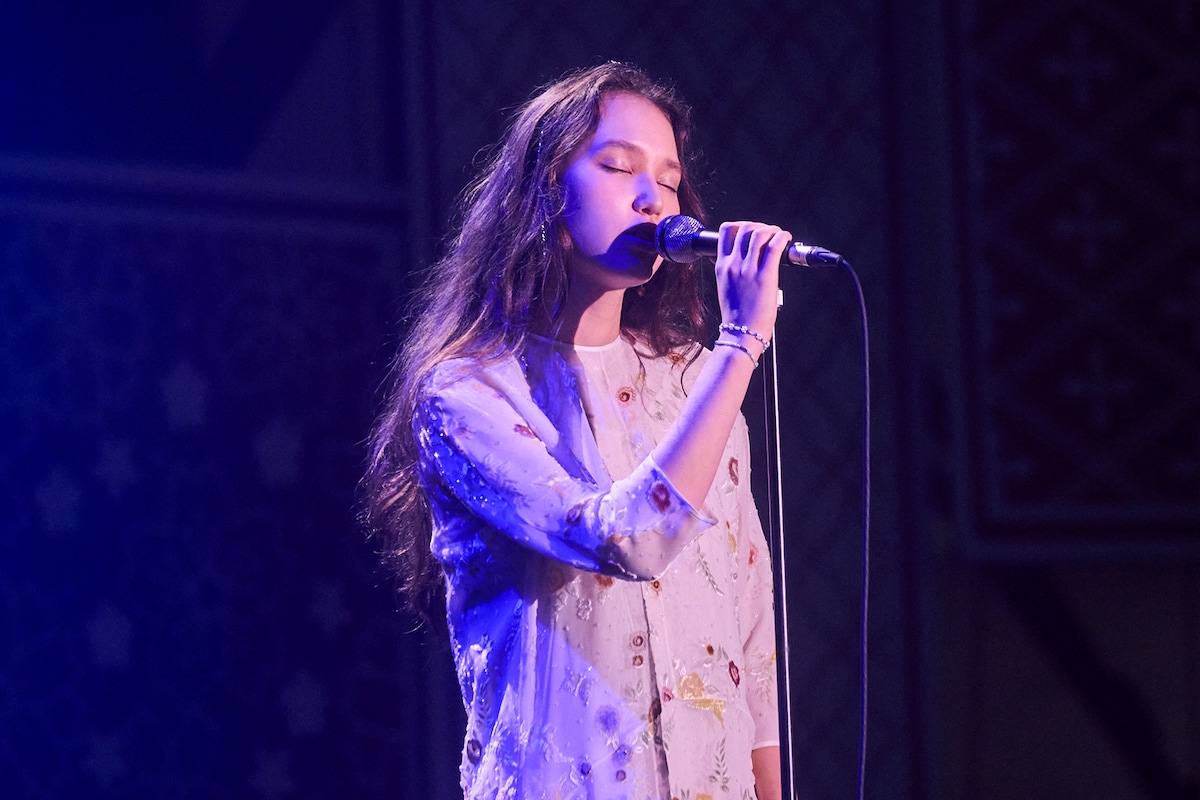 「『Fate/Grand Order』カルデア放送局 8周年SP ＋ 『flowers』Special Live」で歌唱するHana Hope。