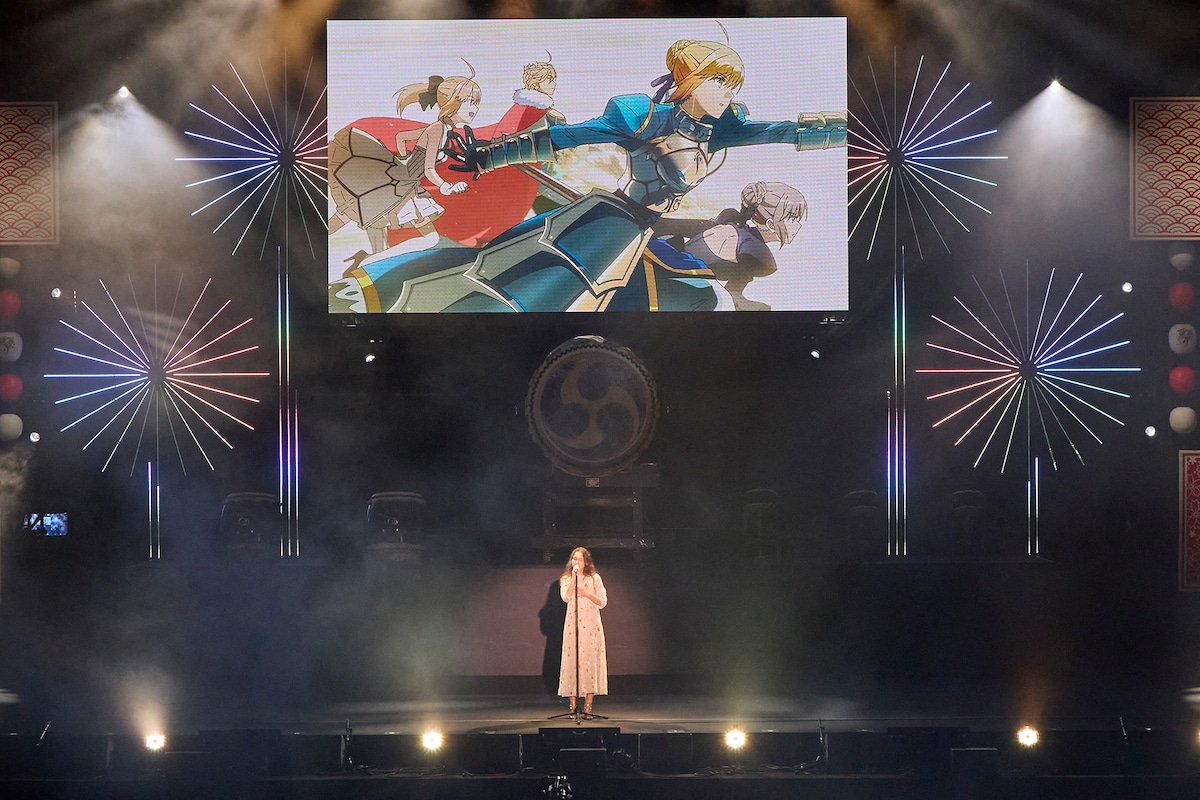 「『Fate/Grand Order』カルデア放送局 8周年SP ＋ 『flowers』Special Live」より、Hana Hopeによるライブの様子。