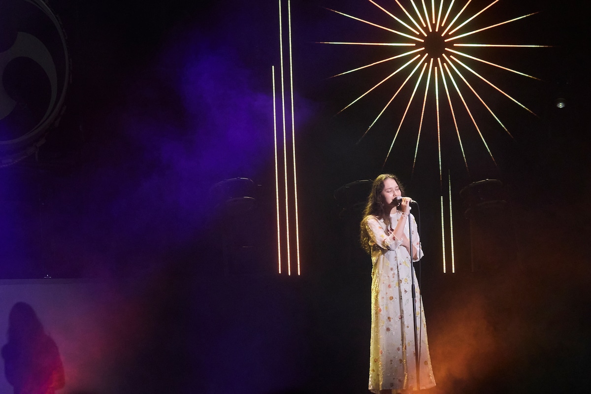 「『Fate/Grand Order』カルデア放送局 8周年SP ＋ 『flowers』Special Live」より、Hana Hopeによるライブの様子。