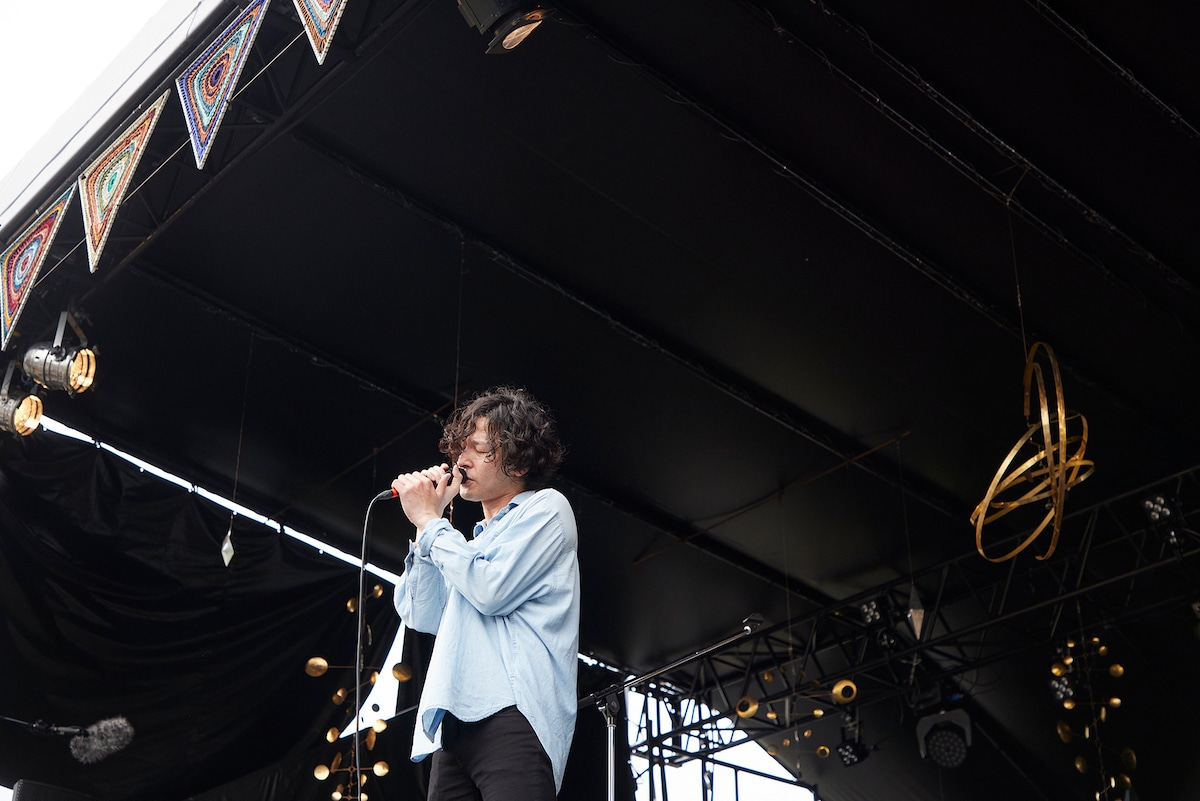 「FUJI & SUN'22」より、ROTH BART BARONのステージの様子。