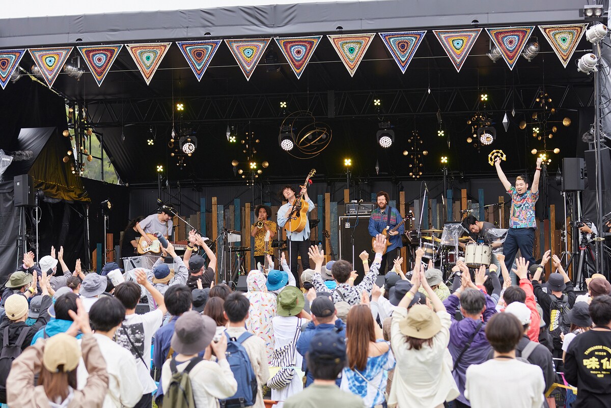 「FUJI & SUN'22」より、ROTH BART BARONのステージの様子。