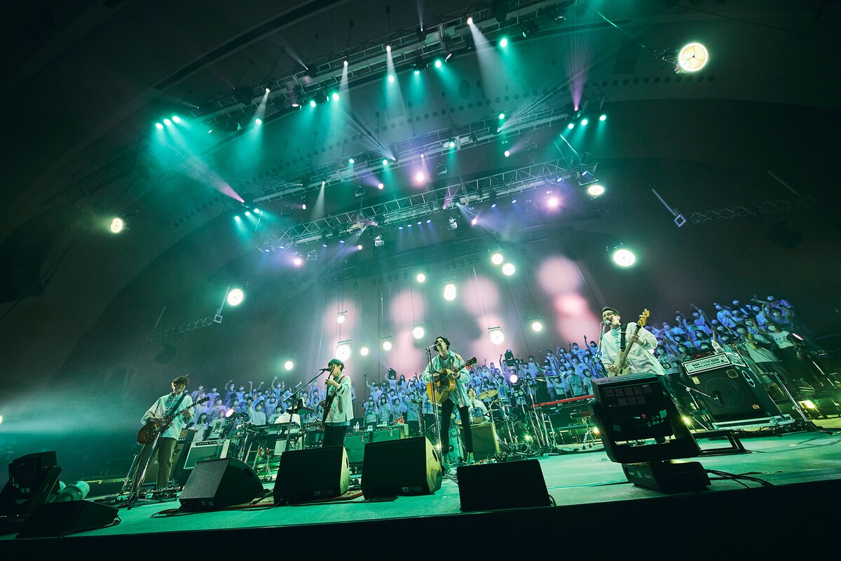 「ASIAN KUNG-FU GENERATION 25th Anniversary Tour 2021 Special Concert "More Than a Quarter-Century"」に三船雅也がゲスト出演した際の様子。（Photo by Tetsuya Yamakawa）