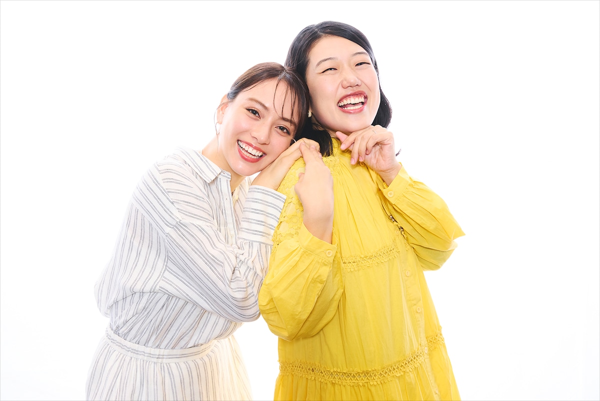 左から滝沢カレン、横澤夏子。