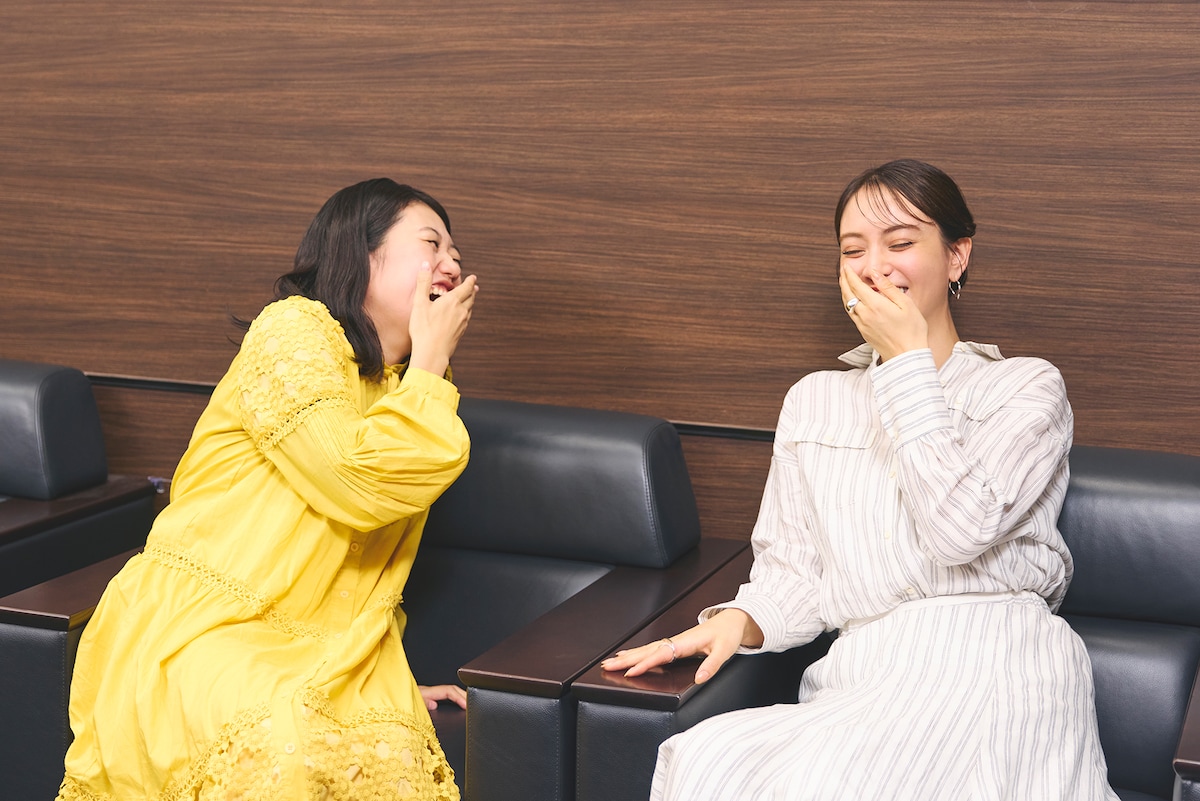 左から横澤夏子、滝沢カレン。