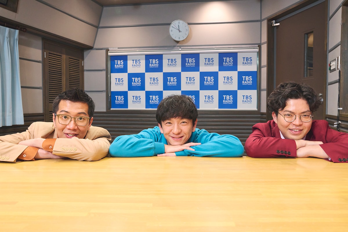 パンサー向井（中央）とヤーレンズ。