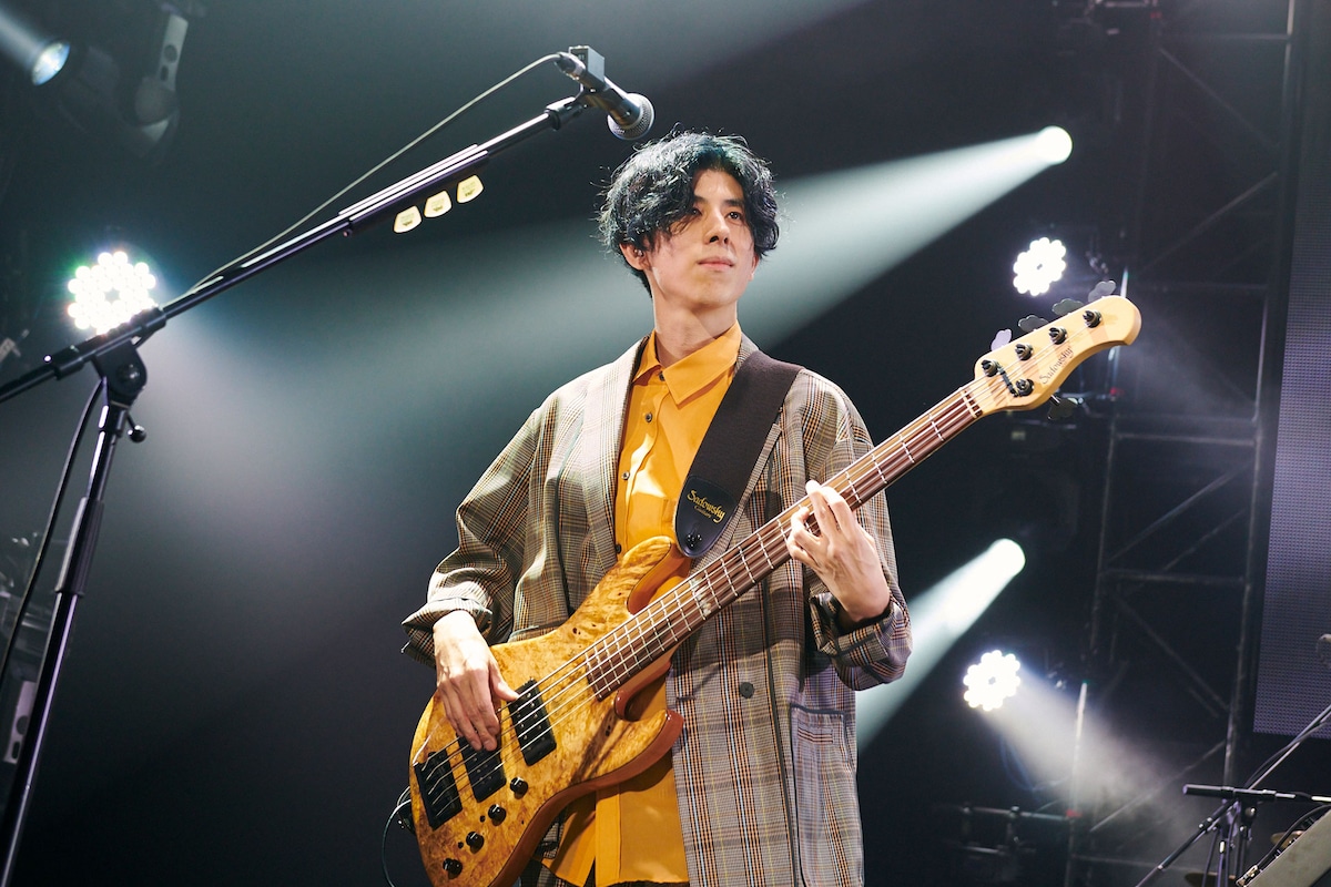 「15th Anniversary tour 2024 This is flumpool !!!! ~15の夜に逢いましょう~」より尼川元気(B)。(撮影:カワベミサキ)