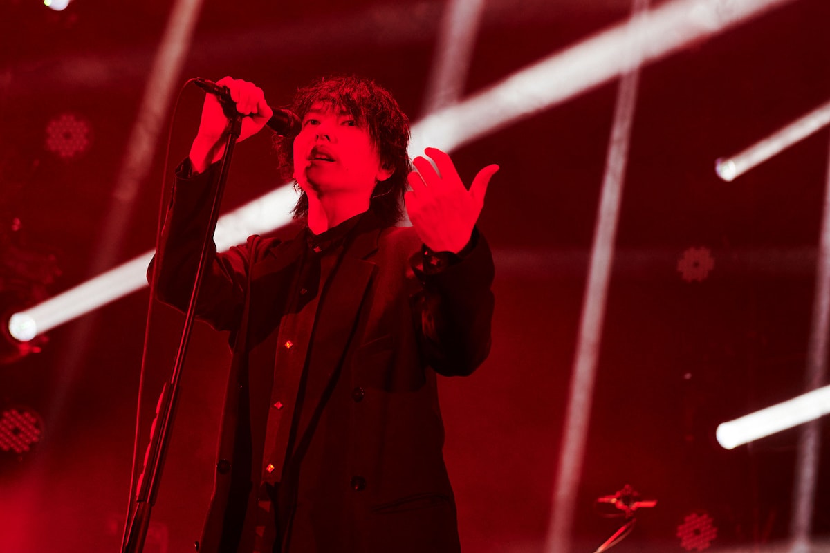「15th Anniversary tour 2024 This is flumpool !!!! ~15の夜に逢いましょう~」より山村隆太(Vo, G)。(撮影:カワベミサキ)