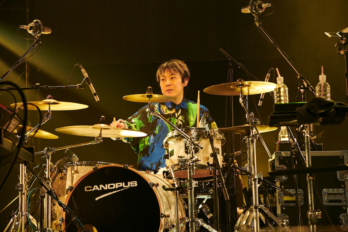 「15th Anniversary tour 2024 This is flumpool !!!! ~15の夜に逢いましょう~」より小倉誠司(Dr)。(撮影:カワベミサキ)