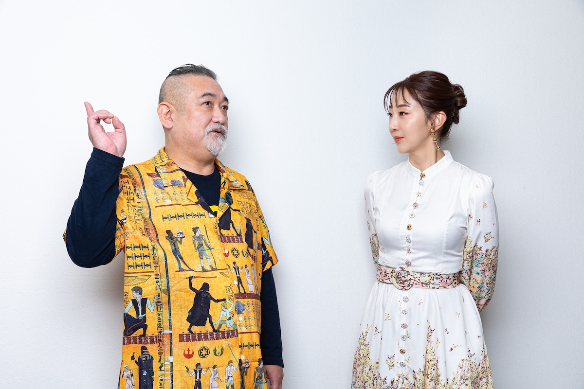 左から後藤ひろひと、紅ゆずる。