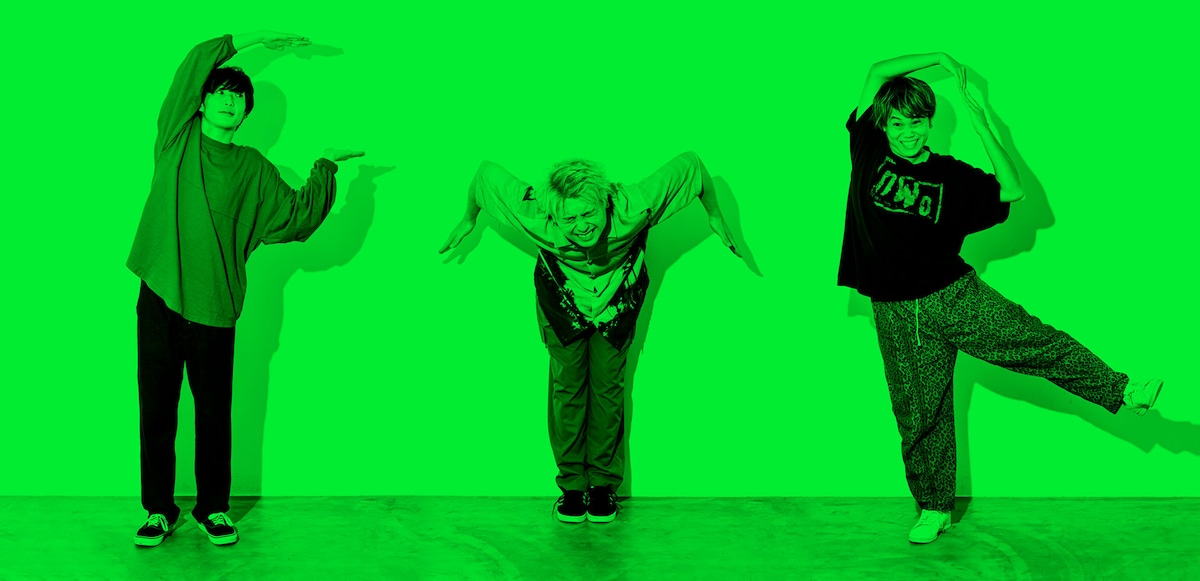 バンド名をポーズで表現するFOMARE。