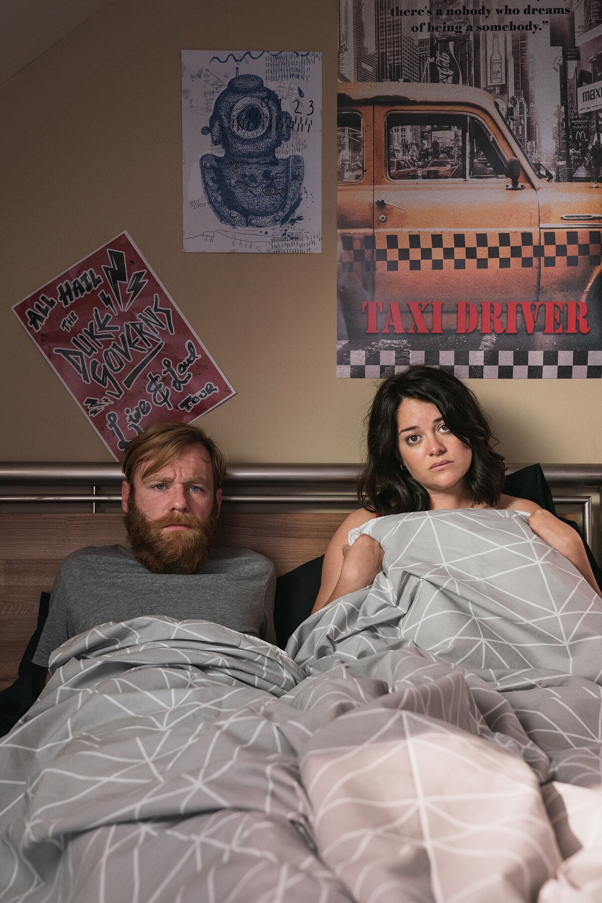 左からフランク役のブリアン・グリーソン、オーニャ役のセーラ・グリーン。