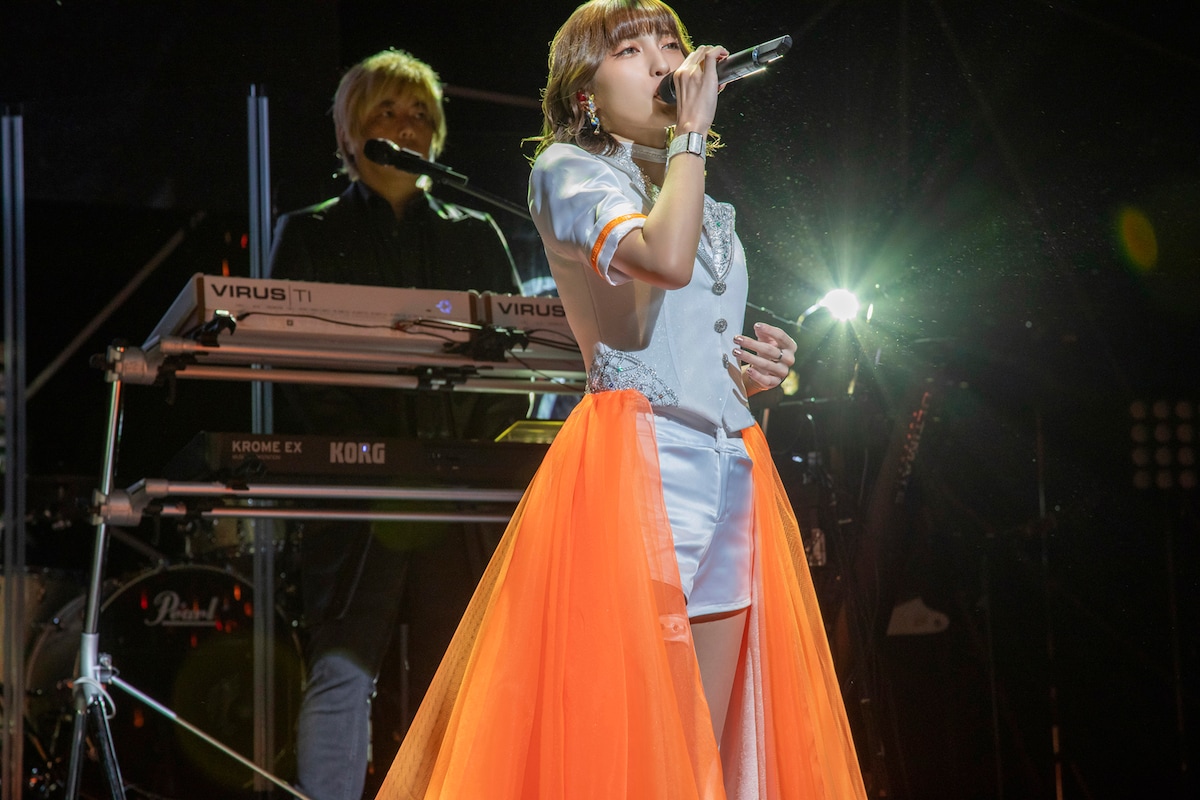 「とある科学の超音楽祭」で歌う上杉真央。