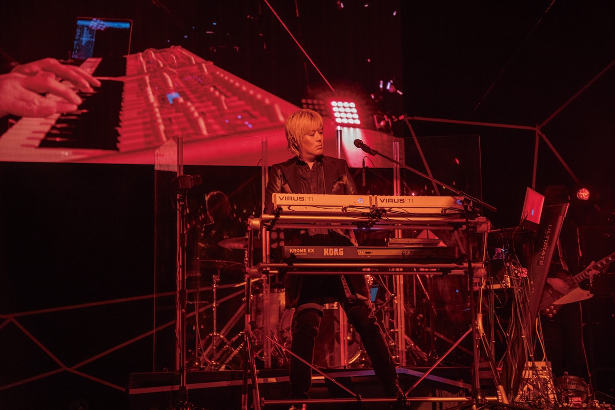 「とある科学の超音楽祭」で演奏する八木沼悟志。