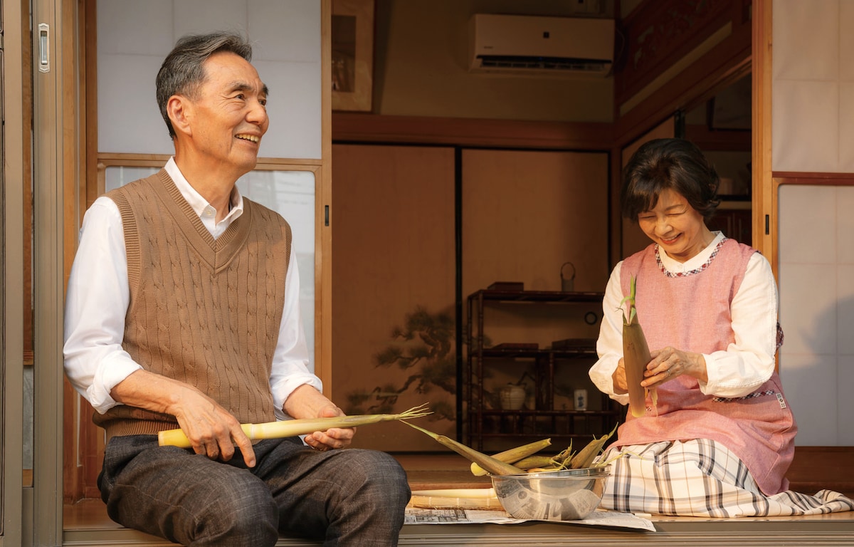 「富士山と、コーヒーと、しあわせの数式」より、長塚京三演じる安藤偉志（左）と、市毛良枝演じる安藤文子（右）