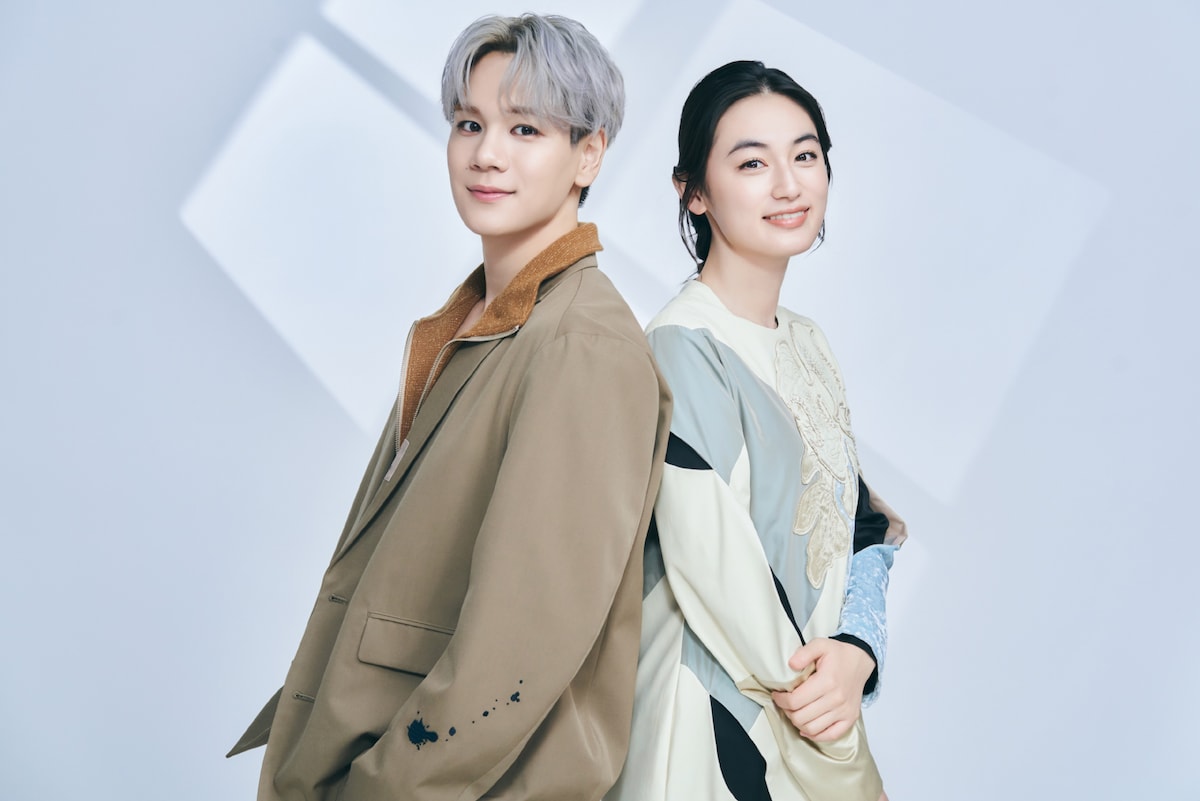 左から豆原一成、八木莉可子