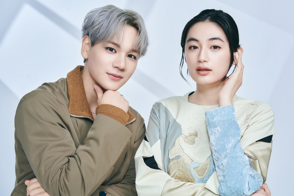 左から豆原一成、八木莉可子