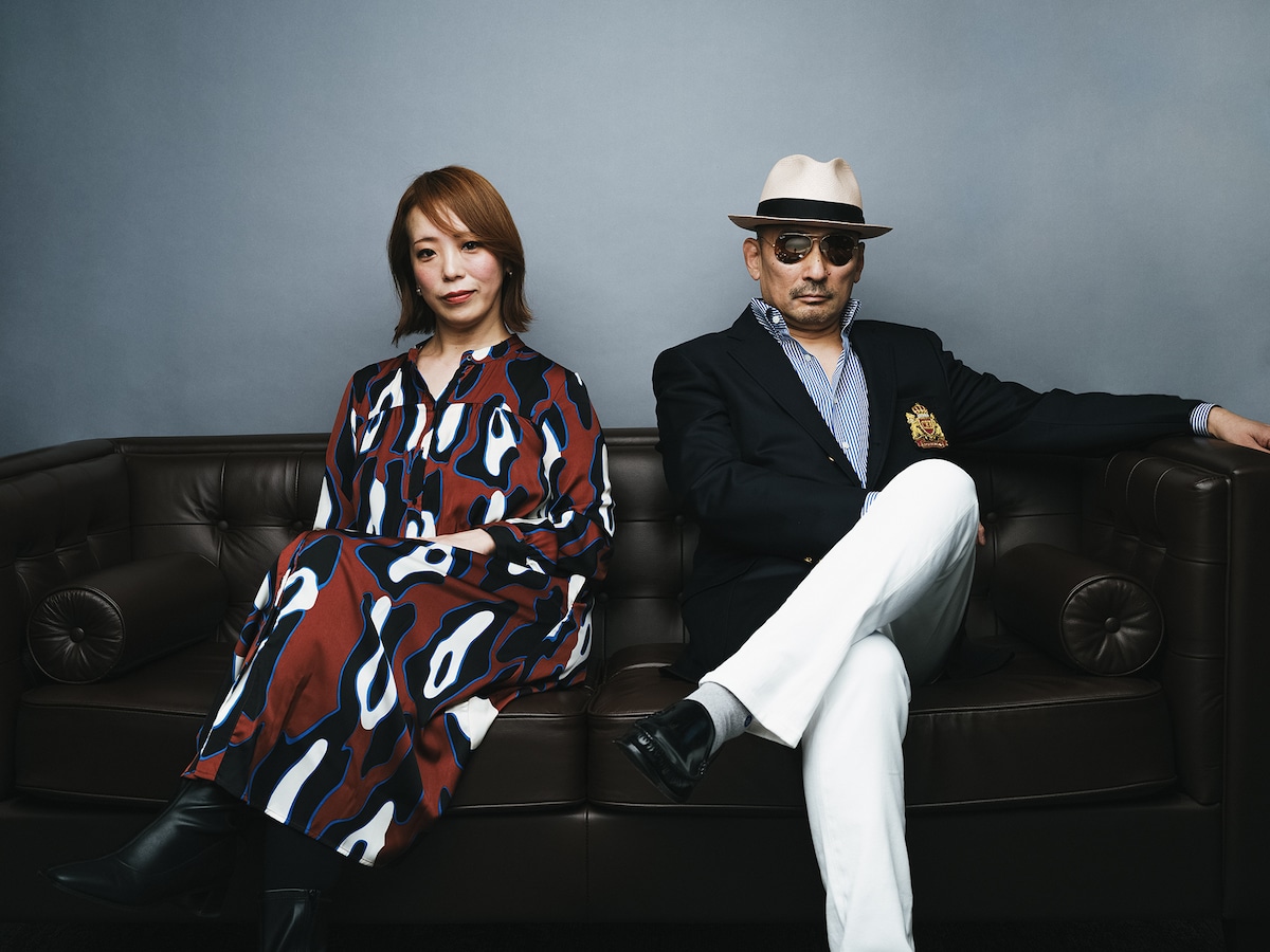 左から古内東子、横山剣。