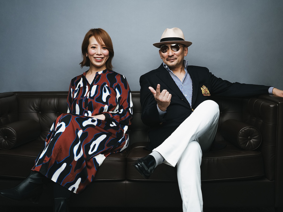 左から古内東子、横山剣。