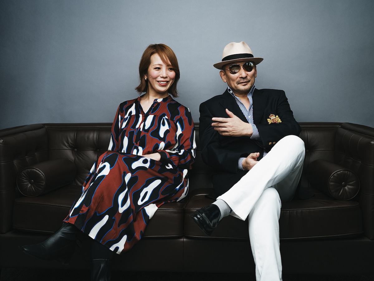 左から古内東子、横山剣。