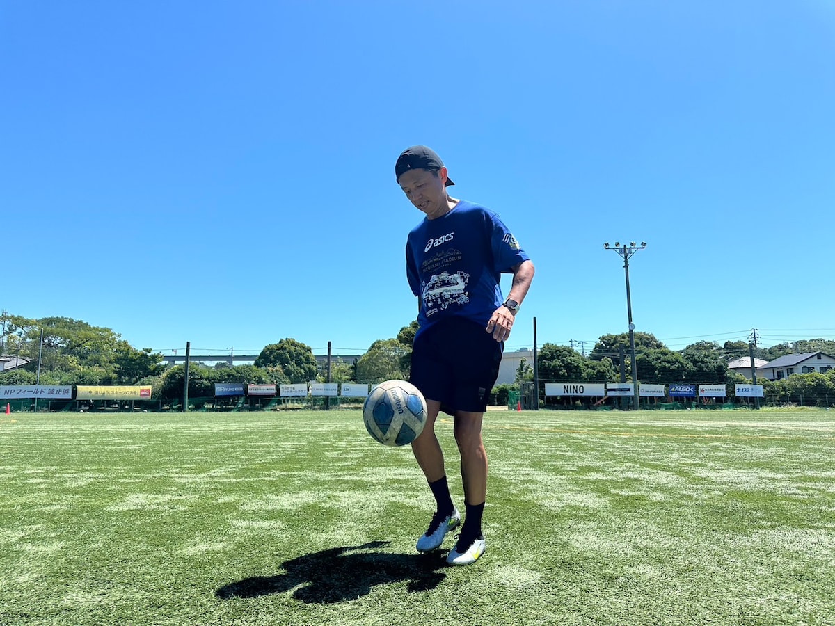 サッカー中のGAKU-MC。