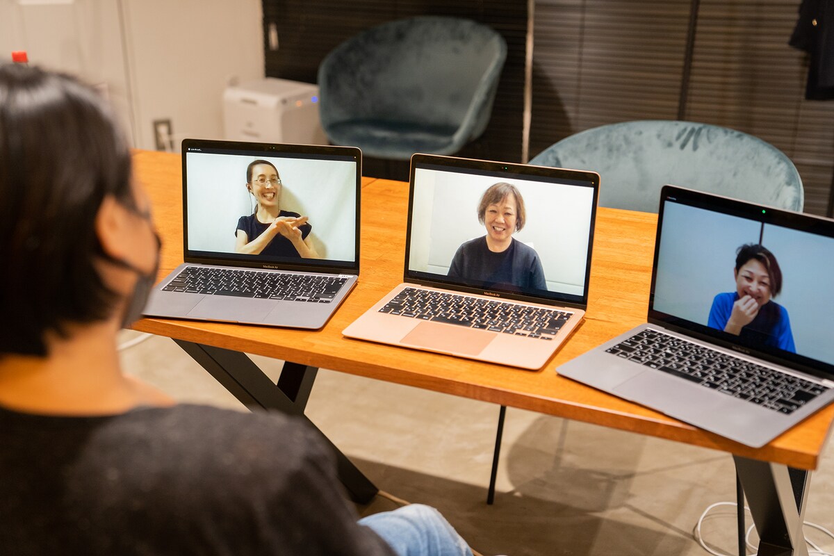 手前は樋口ミユ。画面左から加藤真紀子、水野里香、高田美香。