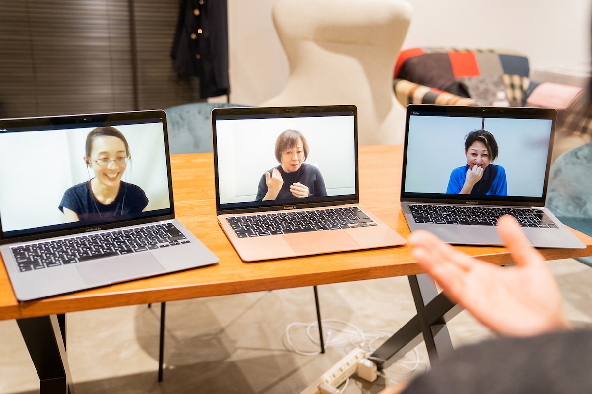 左から加藤真紀子、水野里香、高田美香。