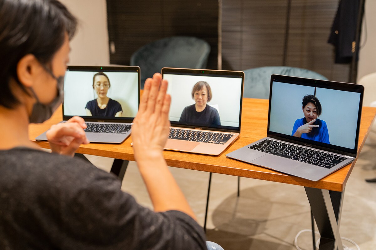 手前は樋口ミユ。画面左から加藤真紀子、水野里香、高田美香。