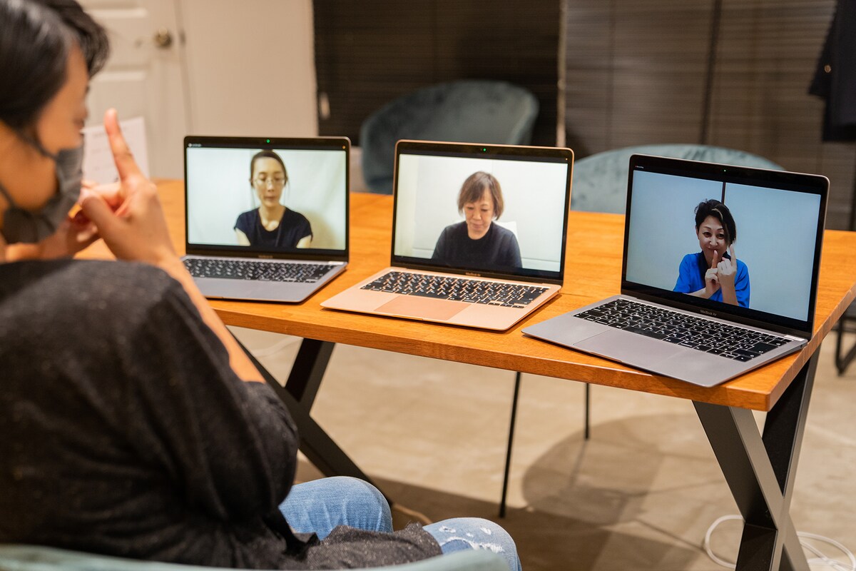 手前は樋口ミユ。画面左から加藤真紀子、水野里香、高田美香。