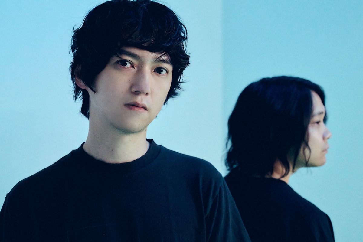 左からDAIKI（G）、尾崎雄貴（Vo, G）