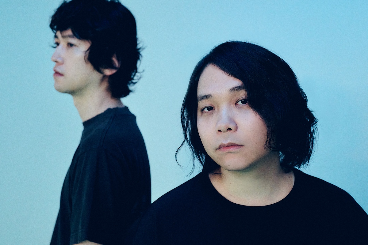 左からDAIKI（G）、尾崎雄貴（Vo, G）