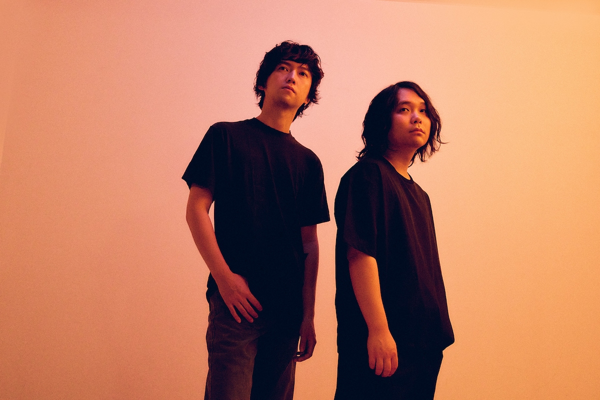 左からDAIKI（G）、尾崎雄貴（Vo, G）