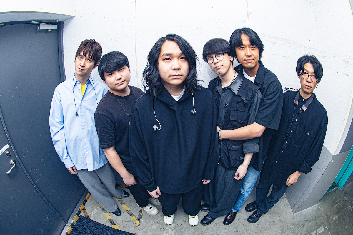 左からGalileo GalileiのDAIKI（G）、尾崎和樹（Dr）、尾崎雄貴（Vo, G）、岡崎真輝（B）、岩井郁人（G）、サポートメンバーの大久保淳也（Sax）。（Photo by SHUN ITABA）