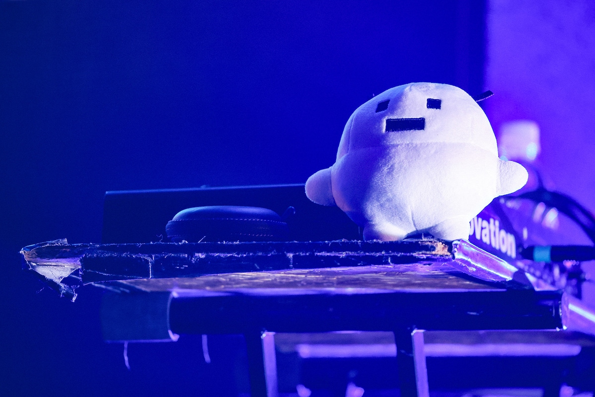 ステージに置かれた“すずめちゃんぬいぐるみ”。（Photo by SHUN ITABA）