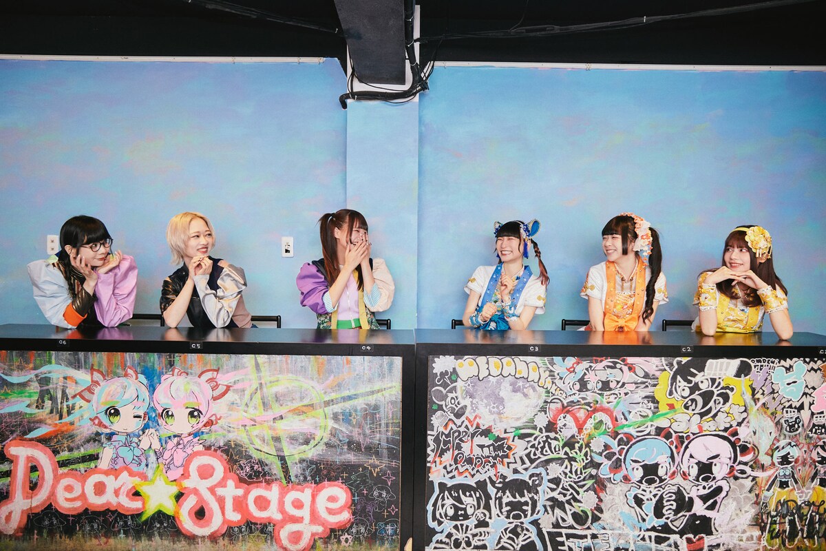 左からGANG PARADEのユイ・ガ・ドクソン、ユメノユア、アイナスター、でんぱ組.incの藤咲彩音、高咲陽菜、鹿目凛。