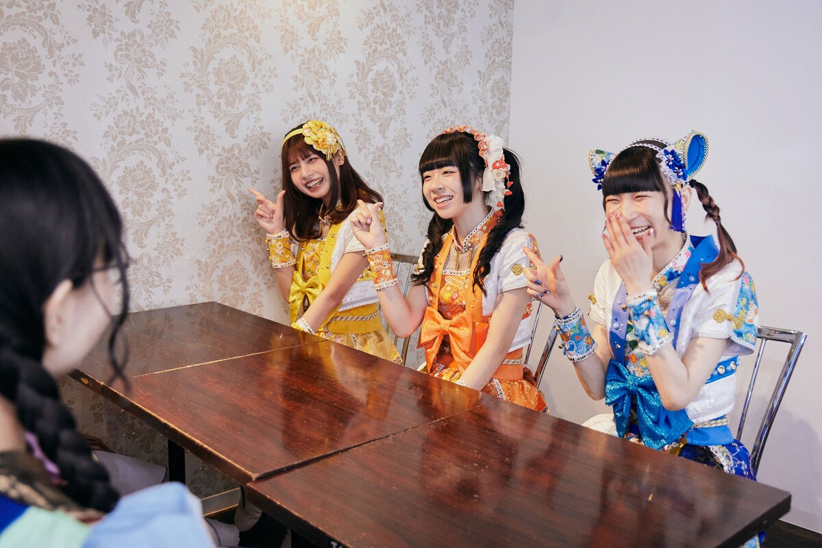 左からでんぱ組.incの鹿目凛、高咲陽菜、藤咲彩音。