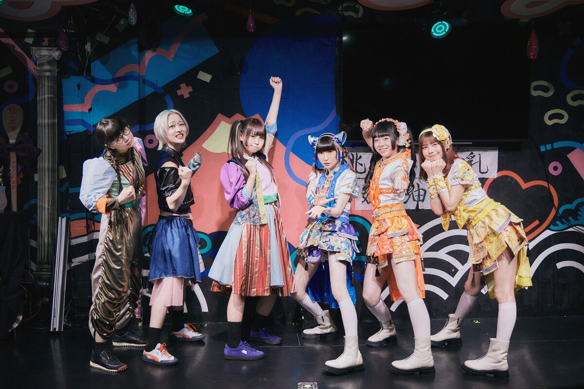 左からGANG PARADEのユイ・ガ・ドクソン、ユメノユア、アイナスター、でんぱ組.incの藤咲彩音、高咲陽菜、鹿目凛。