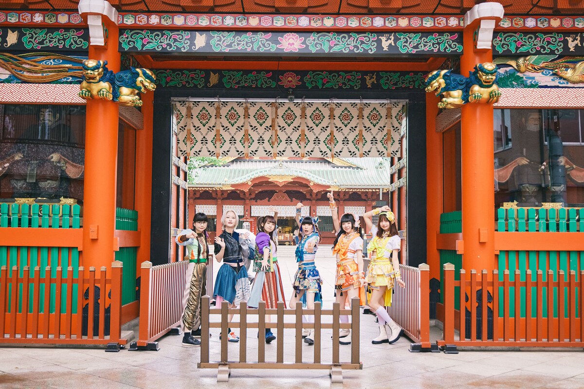 左からGANG PARADEのユイ・ガ・ドクソン、ユメノユア、アイナスター、でんぱ組.incの藤咲彩音、高咲陽菜、鹿目凛。