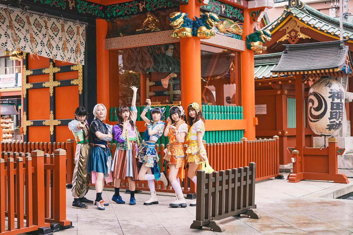 左からGANG PARADEのユイ・ガ・ドクソン、ユメノユア、アイナスター、でんぱ組.incの藤咲彩音、高咲陽菜、鹿目凛。