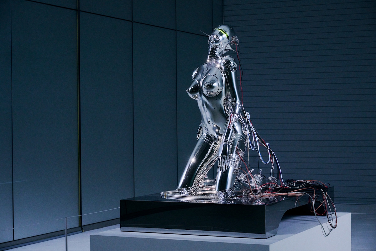 空山基「Sexy Robot_The Ghost in the Shell type 1」©︎Hajime Sorayama. Courtesy of NANZUKA ©︎Shirow Masamune / KODANSHA