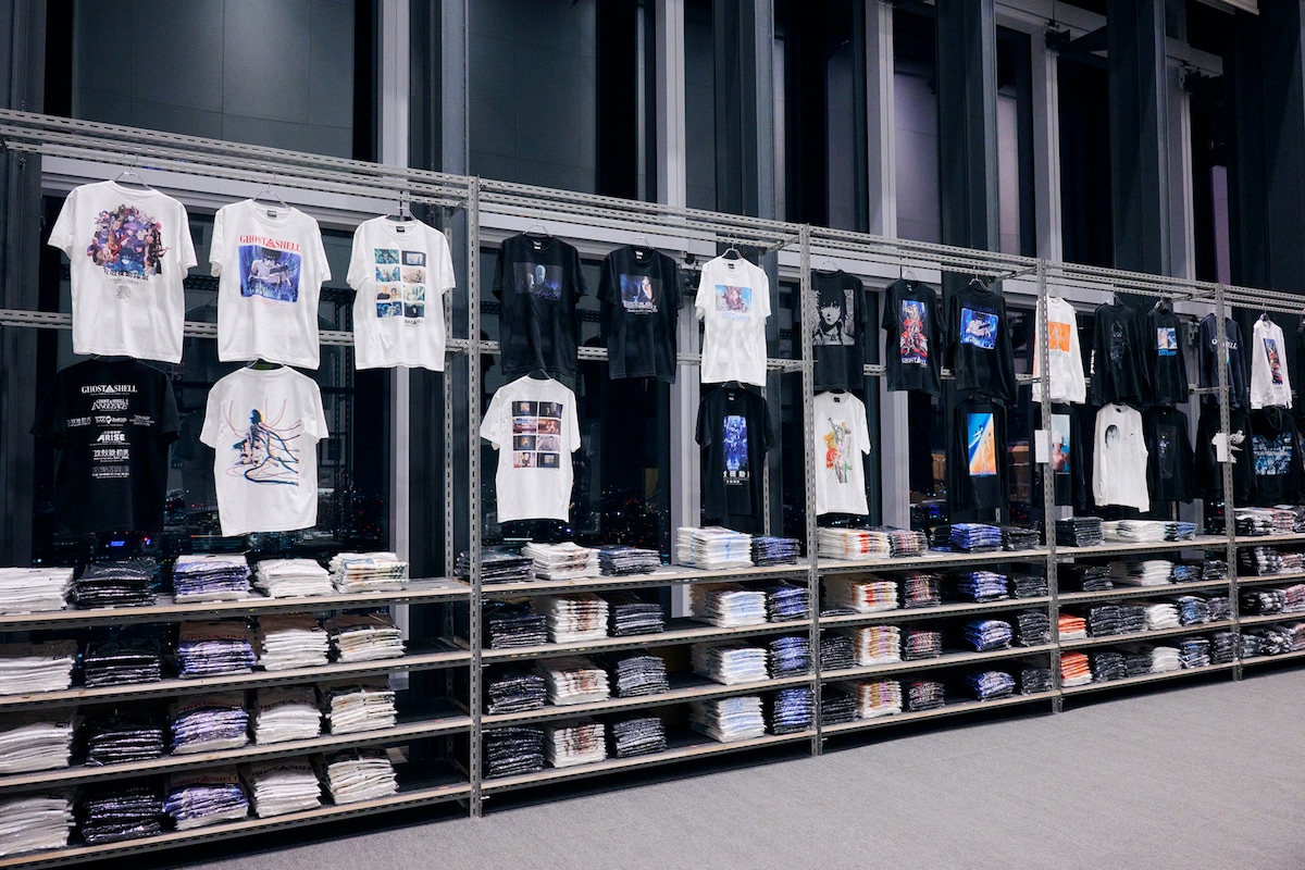 グッズコーナーで展示販売されている展覧会オリジナルのTシャツやロングTシャツ。