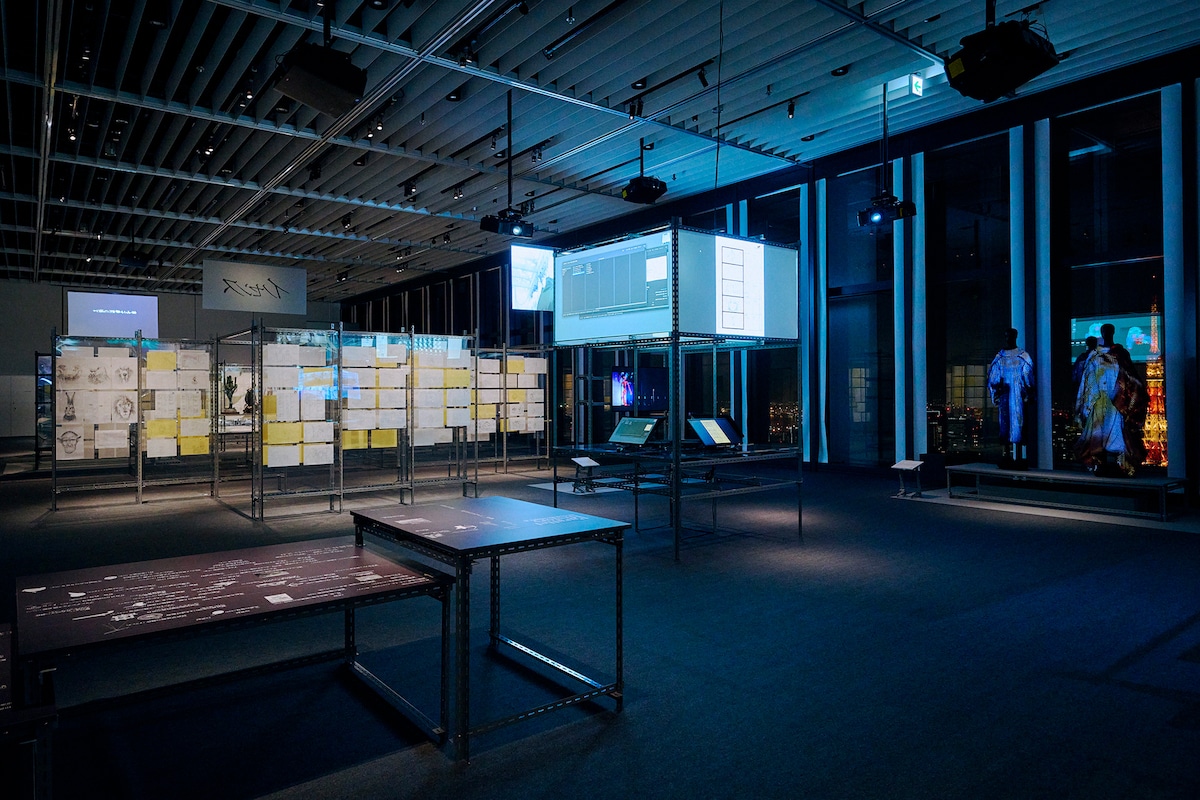 ギャラリーBの様子。中央のモニターの下にあるPCでは、各作品の資料を自由に閲覧できる。