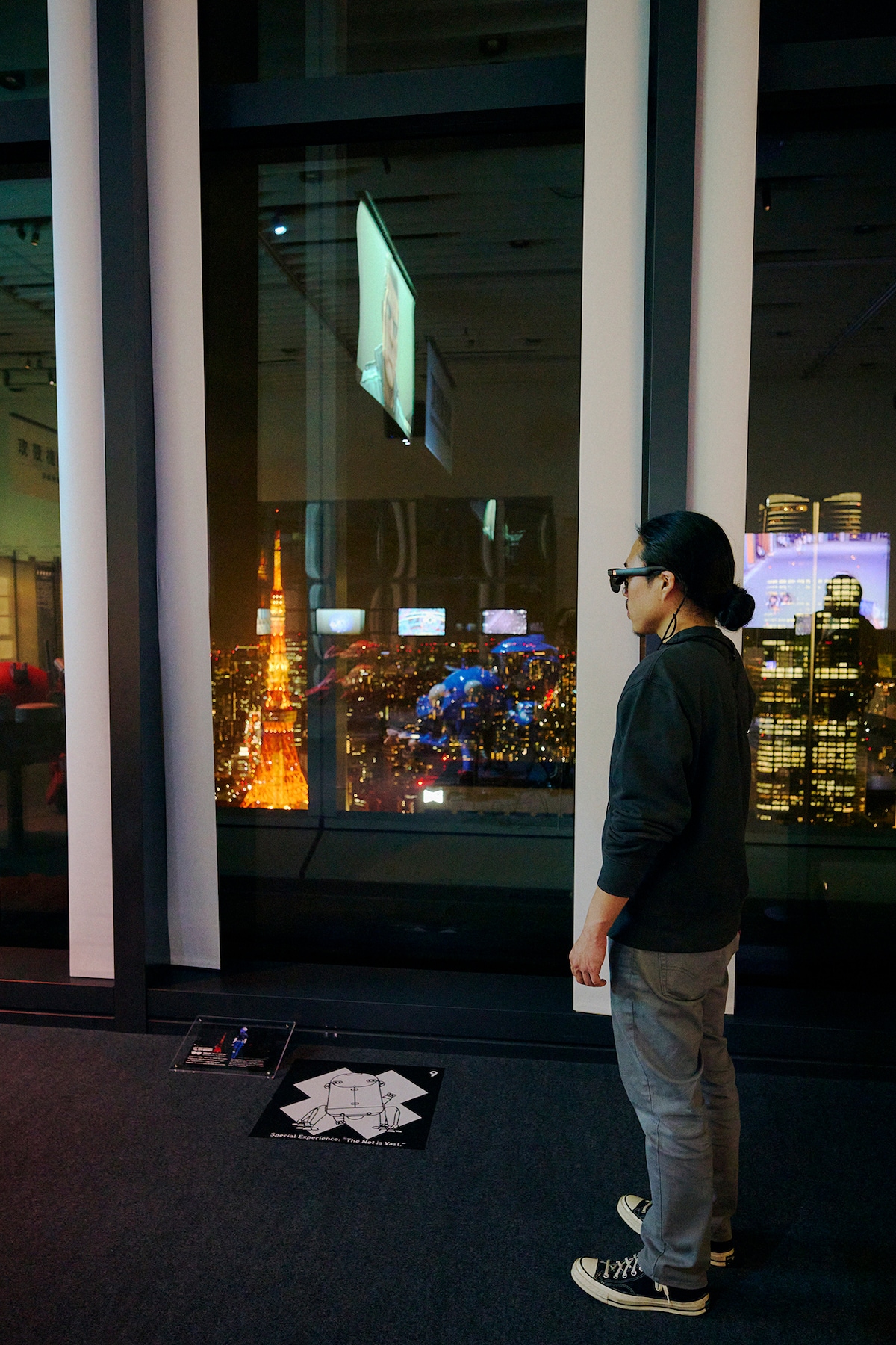 「電脳VISION」最後のコンテンツを体験中の筆者。ぜひ東京タワーが見える角度で体験してもらいたい。