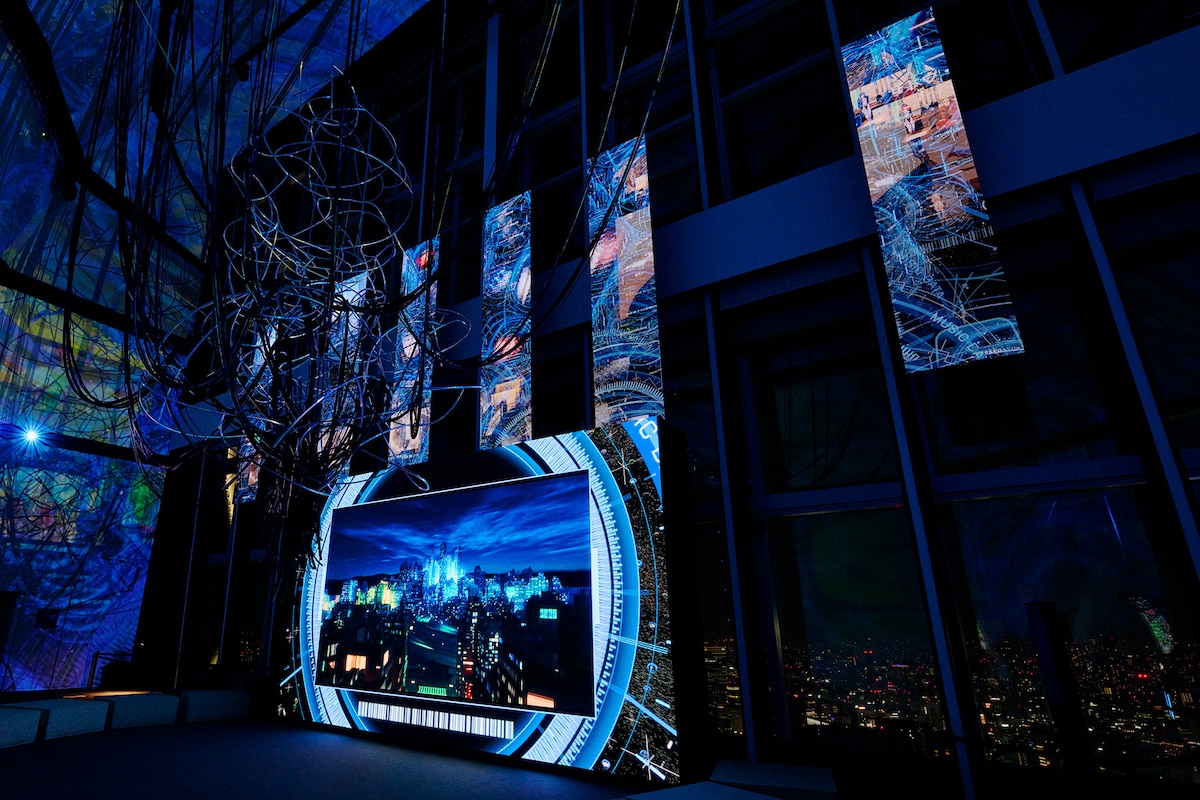 エリア中央に備えられたモニターは絶えずアニメの映像や「攻殻機動隊」のモチーフを映し出す。