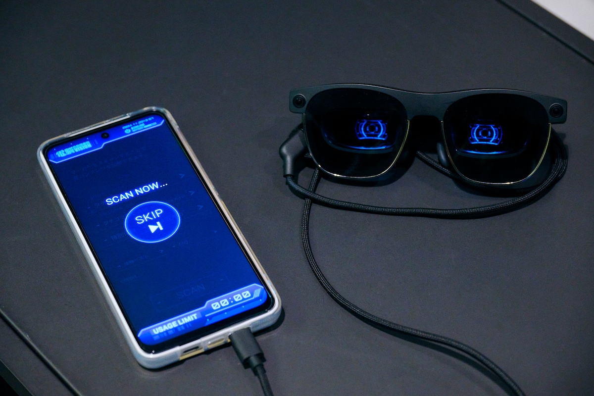 「電脳VISION」体験中に使用するデバイスとARグラス。