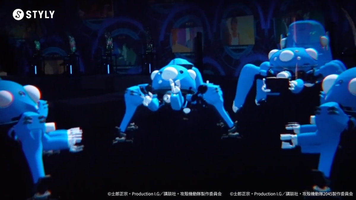 ギャラリーAで観ることができるタチコマたち。右斜め奥に佇むタチコマは、微動だにせず本を読んでいる。